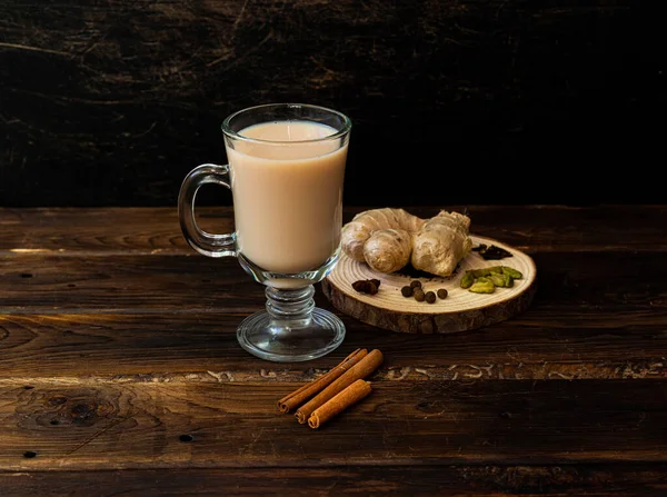 Παραδοσιακό ινδικό τσάι μασάλα. Σε ένα παλιό ρουστίκ ξύλινο τραπέζι. — Φωτογραφία Αρχείου