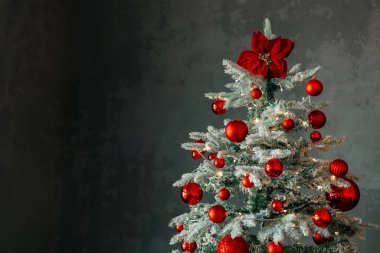 Zarif bir Noel ağacı parlak cam toplar, boncuklar ve çelenklerle süslenir..