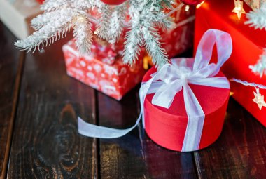 Noel hediye kutuları ağacın altında, ahşap zeminde..