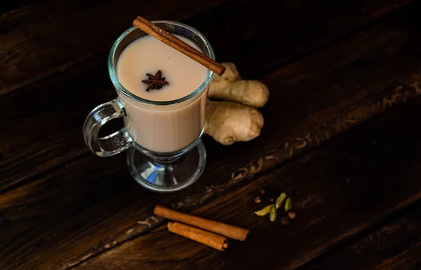 Bebida tradicional india chai masala. Sobre una vieja mesa rústica de madera. —  Fotos de Stock