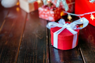 Noel hediye kutuları ağacın altında, ahşap zeminde..