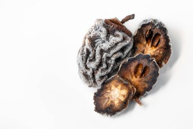 Beyaz arka planda kurumuş, kurutulmuş hurma... yüksek kaliteli fotoğraf.