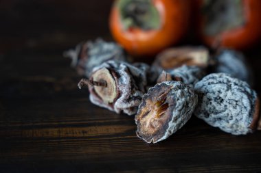 Ahşap arka planda kurumuş hurma. Sağlıklı beslenme. Yüksek kalite fotoğraf