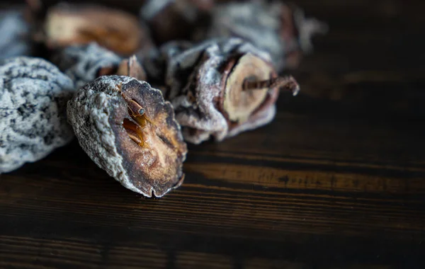 Getrocknete Kaki Auf Einem Hölzernen Hintergrund Gesunde Ernährung Hochwertiges Foto — Stockfoto