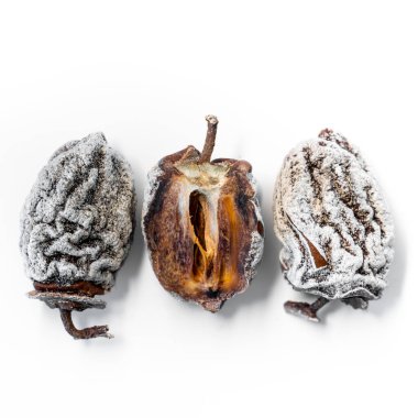 Beyaz arka planda kurutulmuş hurma. Sağlıklı beslenme