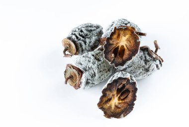 Beyaz arka planda kurutulmuş hurma. Sağlıklı beslenme