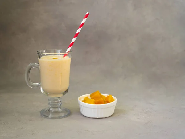 Amarelo Indiano Manga Iogurte Beber Manga Lassi Smoothie Com Açafrão — Fotografia de Stock