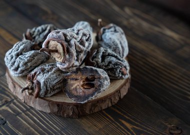 Ahşap arka planda kurumuş hurma. Sağlıklı beslenme. Yüksek kalite fotoğraf