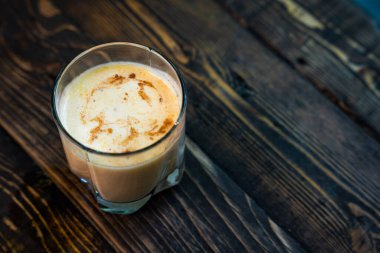 Sarı Hint mangolu yoğurt Mango Lassi ya da zerdeçal ve safranlı smoothie. Sağlıklı probiyotik Hint soğuk yaz içeceği yüksek kaliteli fotoğraf.