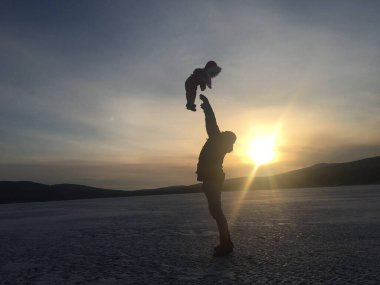 Babam denizden gülümseyen bir bebek aldı. Yüksek kalite fotoğraf