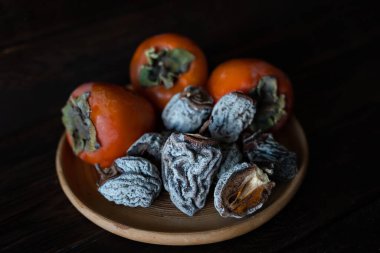 Ahşap arka planda kurumuş hurma. Sağlıklı beslenme. Yüksek kalite fotoğraf