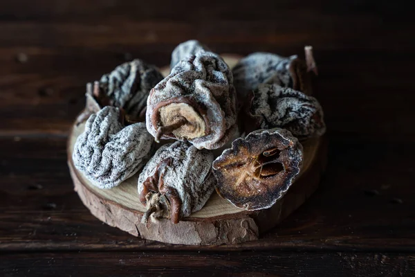 Getrocknete Kaki Auf Einem Hölzernen Hintergrund Gesunde Ernährung Hochwertiges Foto — Stockfoto