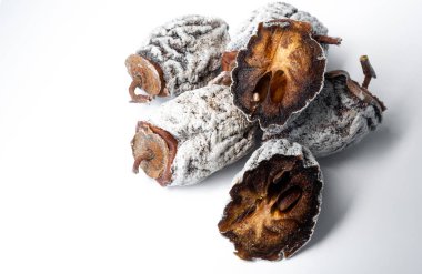 Beyaz arka planda kurutulmuş hurma. Sağlıklı beslenme. Yüksek kalite fotoğraf