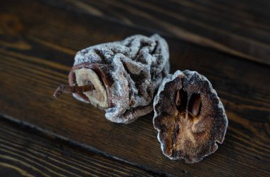 Ahşap arka planda kurumuş hurma. Sağlıklı beslenme. Yüksek kalite fotoğraf