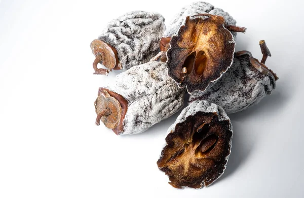 Beyaz arka planda kurutulmuş hurma. Sağlıklı beslenme. Yüksek kalite fotoğraf