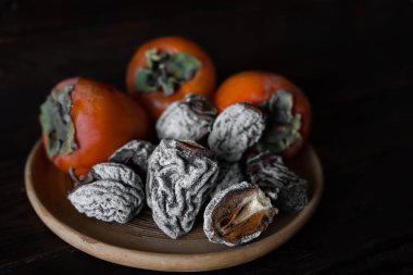 Ahşap arka planda kurumuş hurma. Sağlıklı beslenme. Yüksek kalite fotoğraf