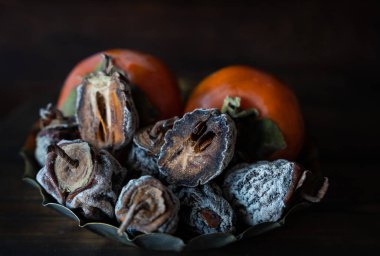 Ahşap arka planda kurumuş hurma. Sağlıklı beslenme. Yüksek kalite fotoğraf