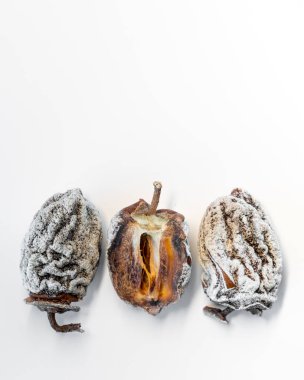 Beyaz arka planda kurutulmuş hurma. Sağlıklı beslenme. Yüksek kalite fotoğraf