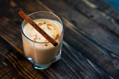 Sarı Hint mangolu yoğurt Mango Lassi ya da zerdeçal ve safranlı smoothie. Sağlıklı probiyotik Hint soğuk yaz içeceği yüksek kaliteli fotoğraf.