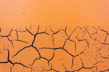 Bir binanın ya da duvarın çatlak ve hasarlı yüzeyi. Doku, eski boya arka planı. Yüksek kalite fotoğraf