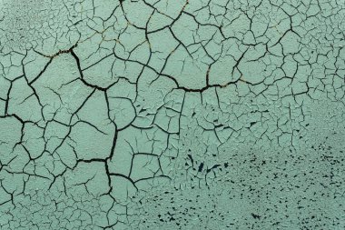 Bir binanın ya da duvarın çatlak ve hasarlı yüzeyi. Doku, eski boya arka planı. Yüksek kalite fotoğraf