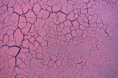 Bir binanın ya da duvarın çatlak ve hasarlı yüzeyi. Doku, eski boya arka planı. Yüksek kalite fotoğraf