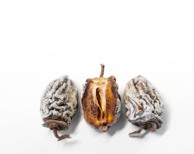 Beyaz arka planda kurutulmuş hurma. Sağlıklı beslenme. Yüksek kalite fotoğraf