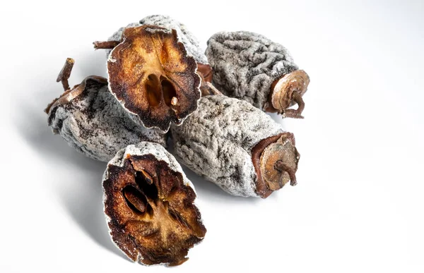 Beyaz arka planda kurutulmuş hurma. Sağlıklı beslenme. Yüksek kalite fotoğraf