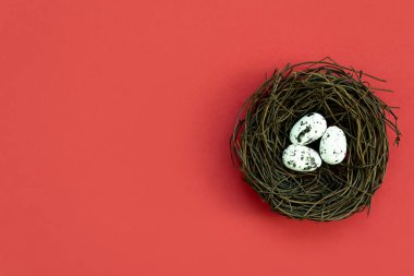 Mavi Paskalya yumurtaları ve kır masa odununda bir buket çiçek. Yüksek kalite fotoğraf