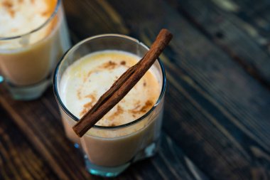 Sarı Hint mangolu yoğurt Mango Lassi ya da zerdeçal ve safranlı smoothie. Sağlıklı probiyotik Hint soğuk yaz içeceği yüksek kaliteli fotoğraf.