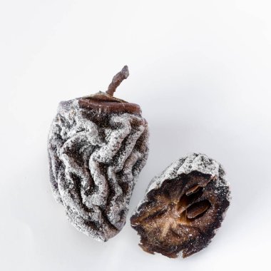 Beyaz arka planda kurutulmuş hurma. Sağlıklı beslenme. Yüksek kalite fotoğraf