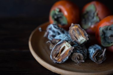 Ahşap arka planda kurumuş hurma. Sağlıklı beslenme. Yüksek kalite fotoğraf