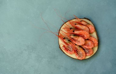 Karidesler beyaz tabakta. Yüksek kalite fotoğraf