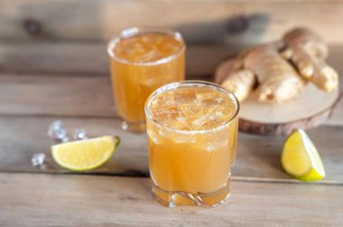 Limonlu ve limonlu organik zencefilli gazoz. Yüksek kalite fotoğraf