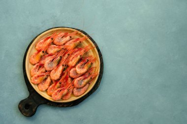 Karidesler beyaz tabakta. Yüksek kalite fotoğraf