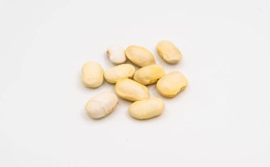 Kurutulmuş fasulyeler beyaz arka planda izole edilmiş. Fasulye kabukları. Yüksek kalite fotoğraf