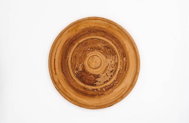 Kahverengi kil plaka beyaza izole edilmiş, üst manzara. Yüksek kalite fotoğraf