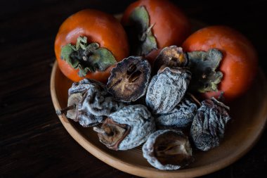 Ahşap arka planda kurumuş hurma. Sağlıklı beslenme. Yüksek kalite fotoğraf