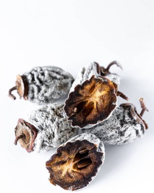 Beyaz arka planda kurutulmuş hurma. Sağlıklı beslenme. Yüksek kalite fotoğraf