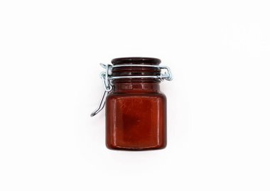 Rahatlamak için beyaz arka planda izole edilmiş kokulu mum. Yüksek kalite fotoğraf