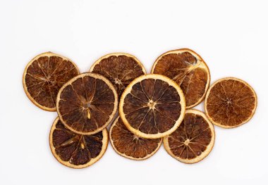 Kurutulmuş portakal dilimleri beyaz arka planda izole edilmiş. Portakallı meyve cipsi. Yüksek kalite fotoğraf