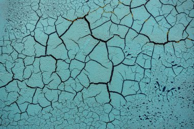 Bir binanın ya da duvarın çatlak ve hasarlı yüzeyi. Doku, eski boya arkaplanı