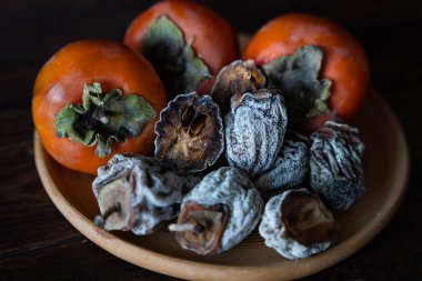 Kurumuş hurma ve ahşap arka planda taze hurma. Sağlıklı beslenme. Sağlıklı beslenme