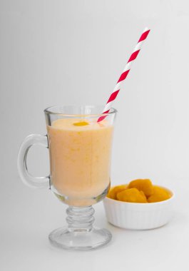 Sarı Hint mangolu yoğurt. Mango Lassi ya da zerdeçal ve safranlı smoothie.. 