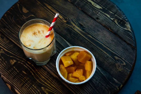 Bebida amarilla de yogur de mango indio Mango Lassi o batido con cúrcuma y azafrán. —  Fotos de Stock