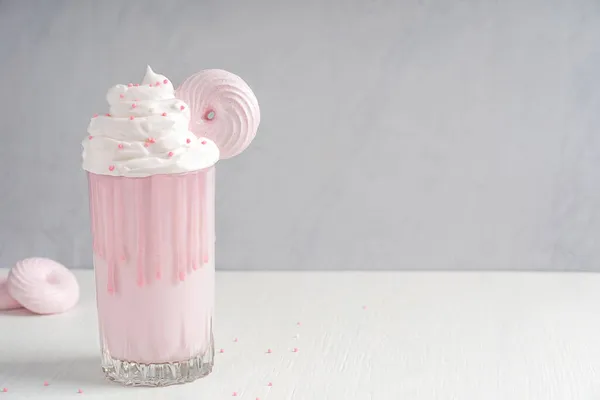 Berry Milkshake Rosa Una Bebida Dulce Hecha Mezclando Leche Helado Imagen De Stock