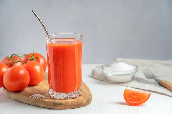 Erfrischender Salziger Tomatensaft Aus Reifen Roten Tomaten Serviert Hohen Trinkglas — Stockfoto