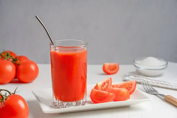 Erfrischender Salziger Tomatensaft Aus Reifen Roten Tomaten Serviert Hohen Trinkglas — Stockfoto