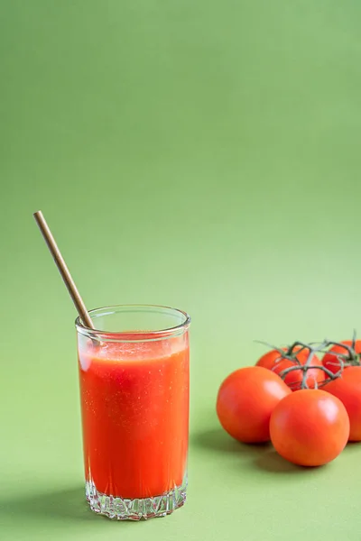 Portion Tomato Juice Made Ripe Red Tomatoes Served Tall Drinking — Stock Photo, Image