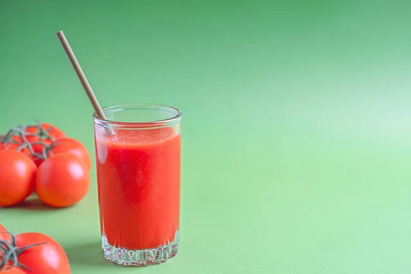 Porcja Organicznego Soku Pomidorowego Dojrzałych Dojrzałych Czerwonych Pomidorów Podawana Wysokiej — Zdjęcie stockowe